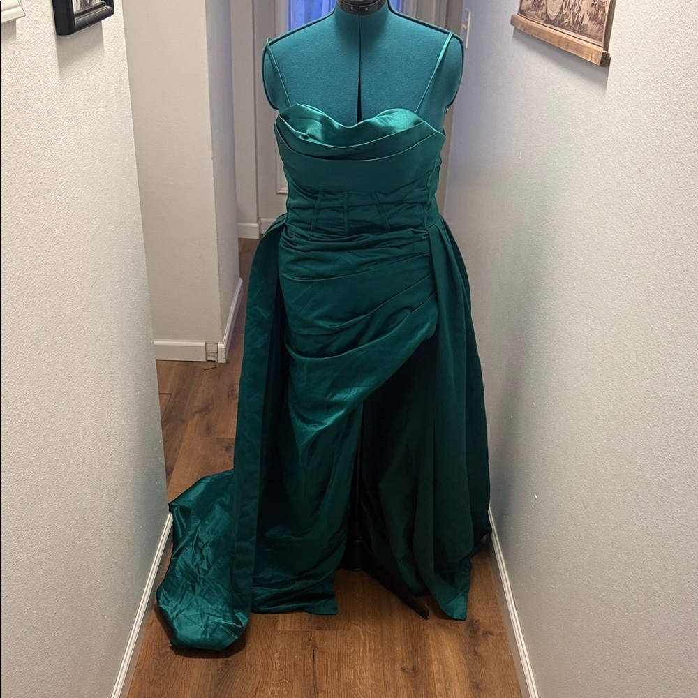 Elegant Emerald Strapless Gown
